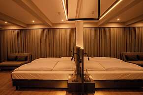 East Five Hotel