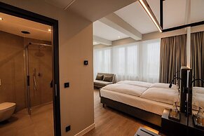 East Five Hotel