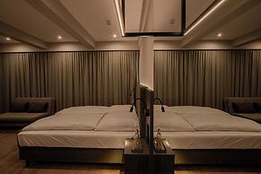 East Five Hotel