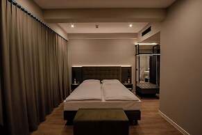 East Five Hotel