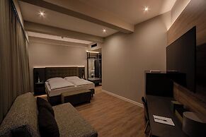 East Five Hotel