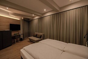 East Five Hotel