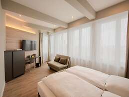 East Five Hotel