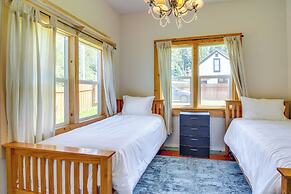< 1 Mi to Coquille River: Cottage w/ Private Yard!