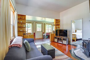 < 1 Mi to Coquille River: Cottage w/ Private Yard!