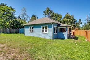 < 1 Mi to Coquille River: Cottage w/ Private Yard!
