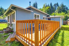 < 1 Mi to Coquille River: Cottage w/ Private Yard!