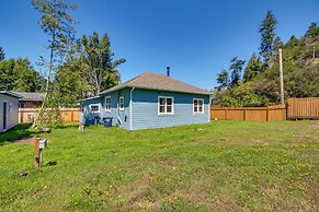 < 1 Mi to Coquille River: Cottage w/ Private Yard!