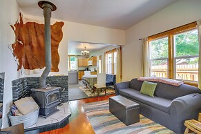 < 1 Mi to Coquille River: Cottage w/ Private Yard!