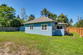 < 1 Mi to Coquille River: Cottage w/ Private Yard!