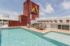 Modern ap W/pool one Block From the Beach Rmi201