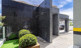 Modern apt With Pool and hot Tub! Rhl0305