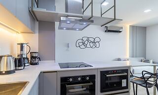 Modern apt With Pool and hot Tub! Rhl0305