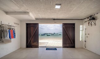 3BR Beachfront House w/ BBQ Apc2200