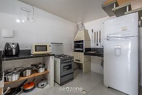 3BR Beachfront House w/ BBQ Apc2200