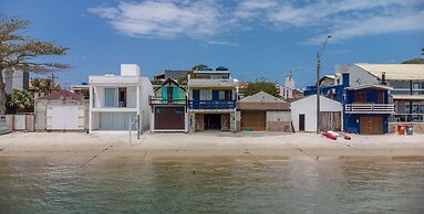 3BR Beachfront House w/ BBQ Apc2200