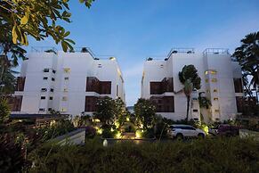 Beachfront and Pool 2 BR Apt- Selina 870