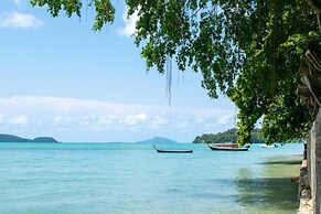 Beachfront and Pool 2 BR Apt- Selina 870