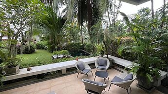 Beachfront and Pool 2 BR Apt- Selina 870