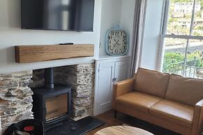 Seaside Escape at Looe Cottage