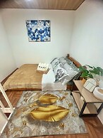 Bloomstone Urban Chill Cabin