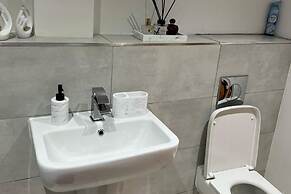 Stylish 2-bed Apt-private Parking-10mins to Centre