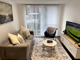 Stylish 2-bed Apt-private Parking-10mins to Centre
