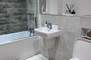 Stylish 2-bed Apt-private Parking-10mins to Centre