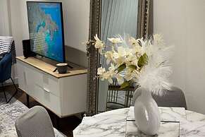 Stylish 2-bed Apt-private Parking-10mins to Centre