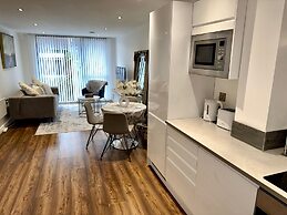 Stylish 2-bed Apt-private Parking-10mins to Centre