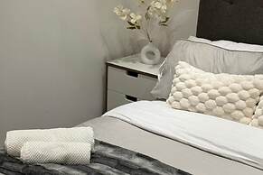 Stylish 2-bed Apt-private Parking-10mins to Centre