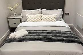 Stylish 2-bed Apt-private Parking-10mins to Centre