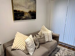 Stylish 2-bed Apt-private Parking-10mins to Centre