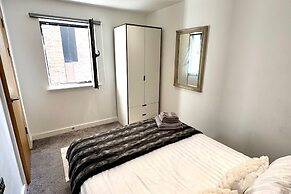 Stylish 2-bed Apt-private Parking-10mins to Centre