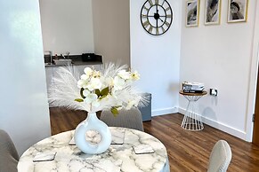 Stylish 2-bed Apt-private Parking-10mins to Centre