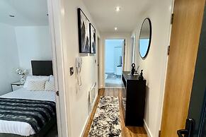 Stylish 2-bed Apt-private Parking-10mins to Centre
