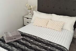 Stylish 2-bed Apt-private Parking-10mins to Centre