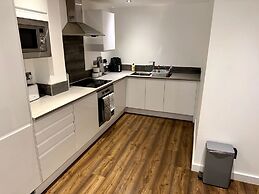 Stylish 2-bed Apt-private Parking-10mins to Centre