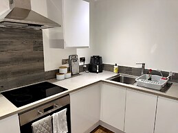 Stylish 2-bed Apt-private Parking-10mins to Centre