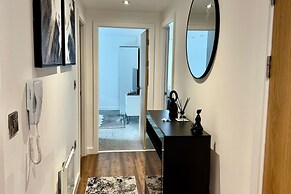 Stylish 2-bed Apt-private Parking-10mins to Centre