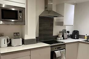 Stylish 2-bed Apt-private Parking-10mins to Centre