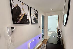 Stylish 2-bed Apt-private Parking-10mins to Centre