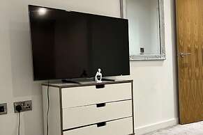 Stylish 2-bed Apt-private Parking-10mins to Centre