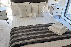 Stylish 2-bed Apt-private Parking-10mins to Centre