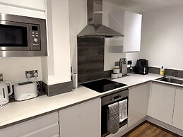 Stylish 2-bed Apt-private Parking-10mins to Centre