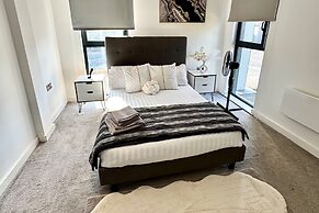 Stylish 2-bed Apt-private Parking-10mins to Centre