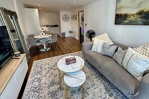 Stylish 2-bed Apt-private Parking-10mins to Centre