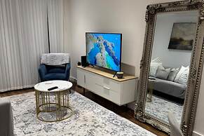 Stylish 2-bed Apt-private Parking-10mins to Centre