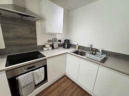Stylish 2-bed Apt-private Parking-10mins to Centre