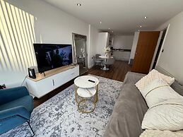 Stylish 2-bed Apt-private Parking-10mins to Centre